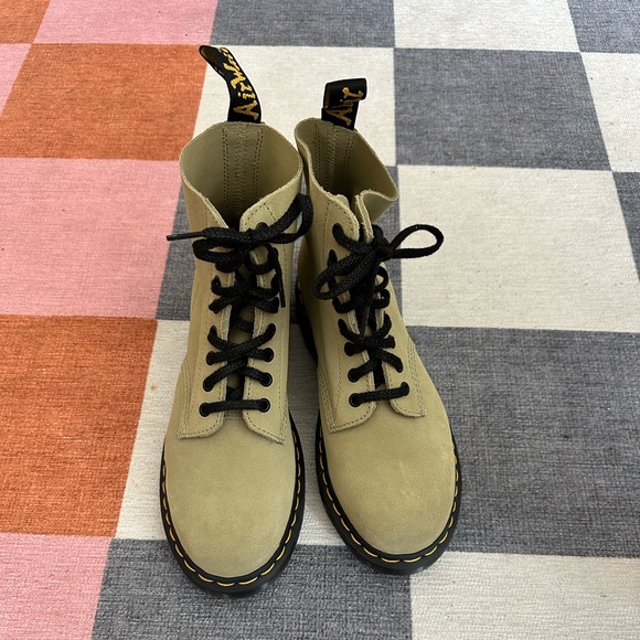 Doc Martens lace up boots - Picture 5 of 8